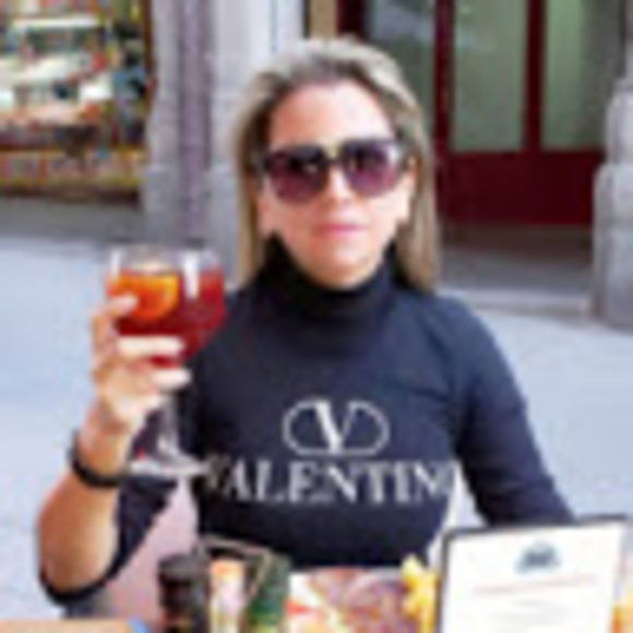 Meet your Posher, Fernanda - Picture 1 of 1